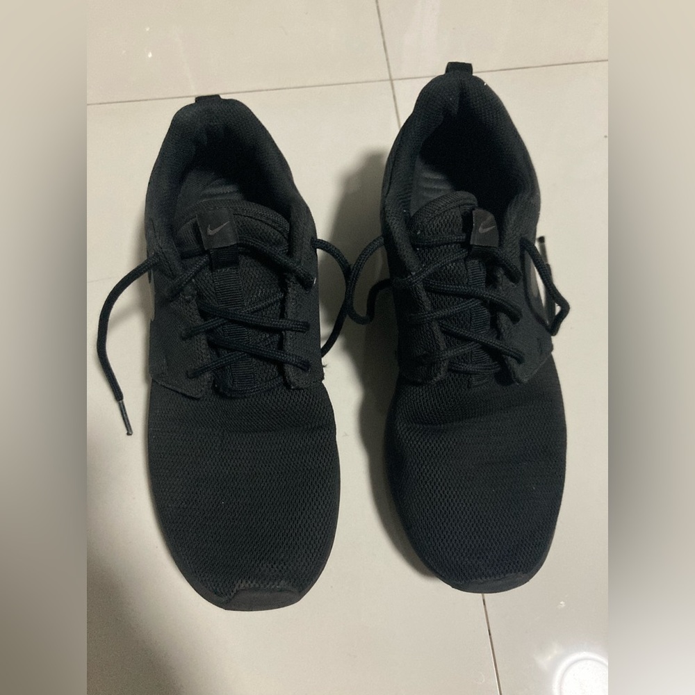 Black Nike shoes size 7 1/2